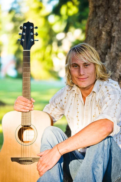 Guitarrista caucasiano — Fotografia de Stock