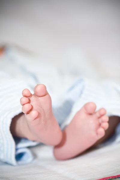 Bebé recién nacido pies — Foto de Stock