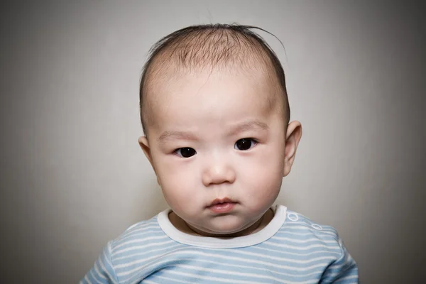 Ασιατική μωρό κοιτούσε — Φωτογραφία Αρχείου