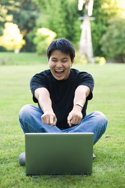 Boldog ázsiai főiskolai hallgató — Stock Fotó