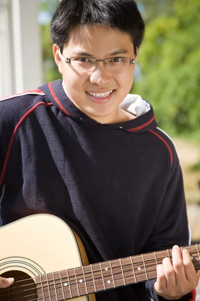 Jovem asiático guitarrista — Fotografia de Stock