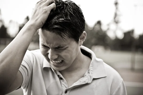 Smutná a zdůraznil mladé asijské muž — Stock fotografie