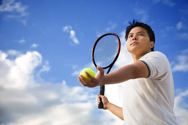 Asiático macho jugando tenis — Foto de Stock