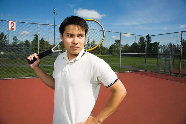 Азиатский мужчина играет в теннис — стоковое фото