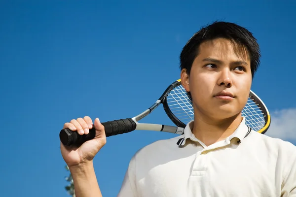 Asiatischer Mann spielt Tennis — Stockfoto