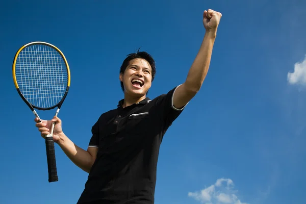 Jugador de tenis asiático en alegría de la victoria — Foto de Stock