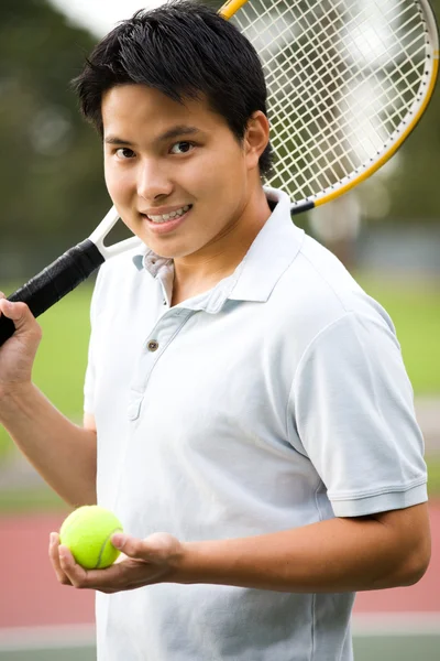 Junge asiatische Tennisspielerin — Stockfoto