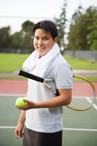 Юный азиатский теннисист — стоковое фото