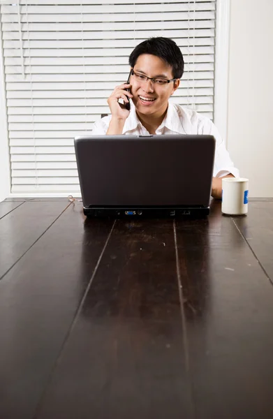 Empreendedor asiático ao telefone — Fotografia de Stock