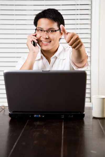 Asian entrepreneur thumbs up — Stock Photo, Image