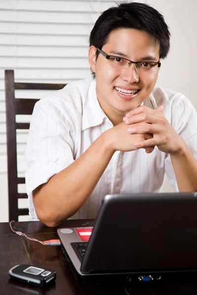 Arbetande asiatiska entreprenör — Stockfoto