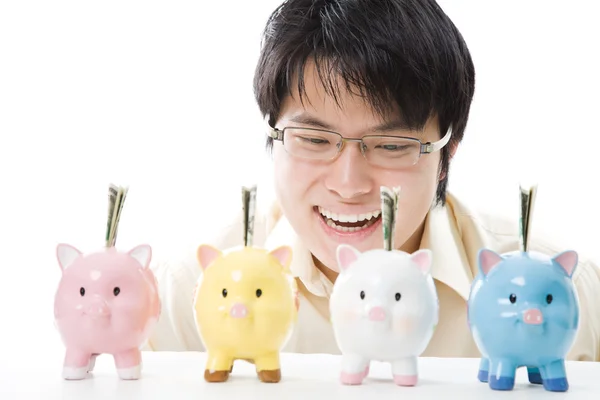 Asiático empresário economizando dinheiro — Fotografia de Stock