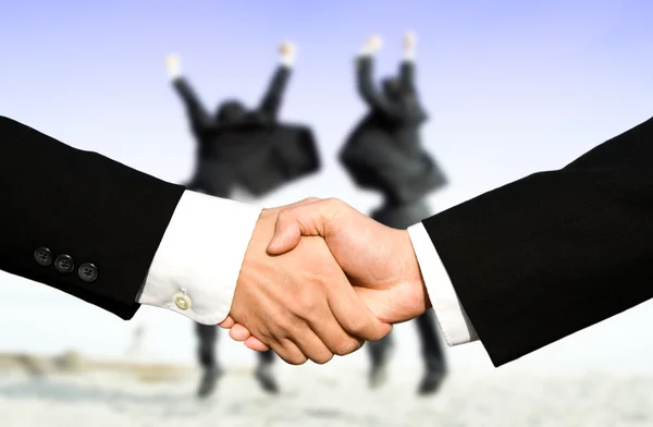 Успешные бизнесмены пожимают руки — стоковое фото