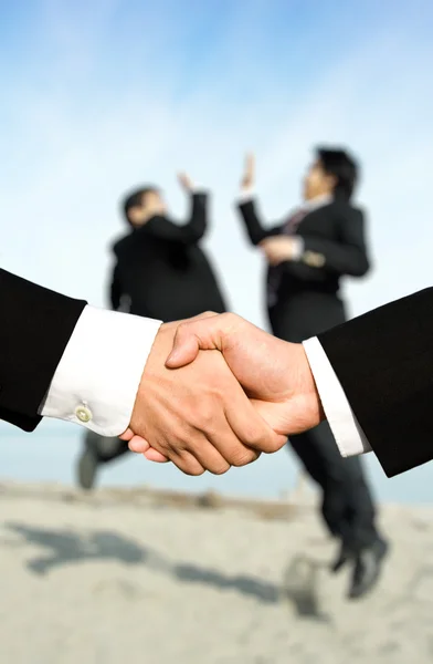 Kézfogás sikeres üzletemberek — Stock Fotó