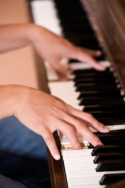 Klavierspielen — Stockfoto