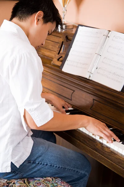 Asiático tocando piano — Fotografia de Stock