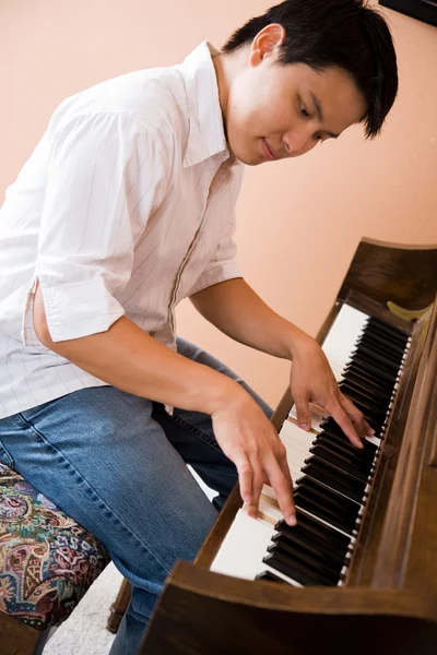 Азіатський грати на фортепіано — стокове фото