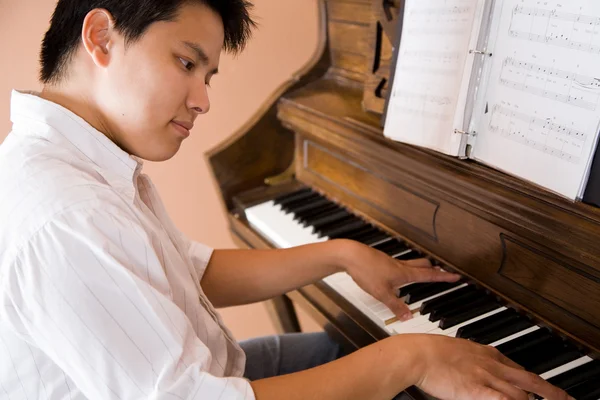 Asiatico suonare pianoforte — Foto Stock