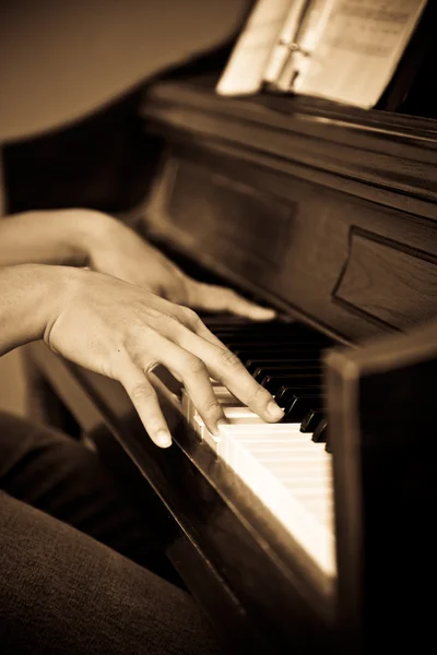 Грати на фортепіано — стокове фото