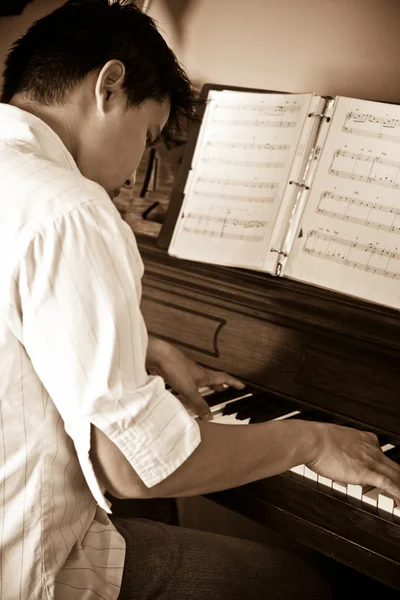 Asiático homem tocando piano — Fotografia de Stock