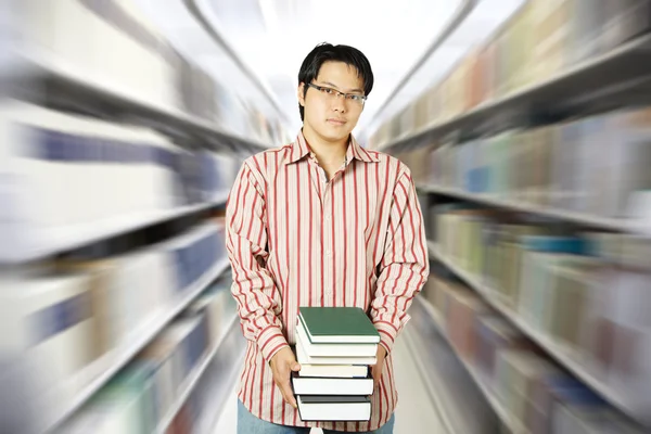 College student aan bibliotheek — Stockfoto