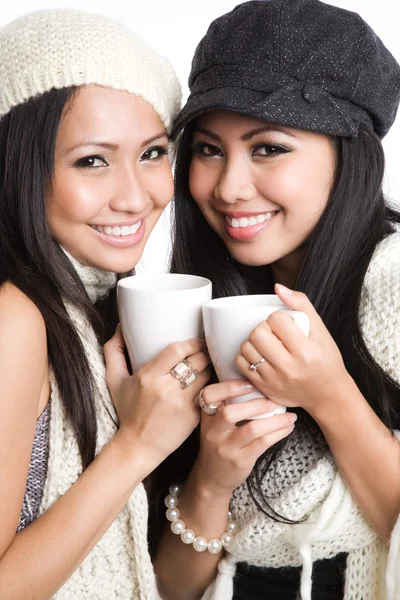 Aziatische vrouwen drinken koffie — Stockfoto