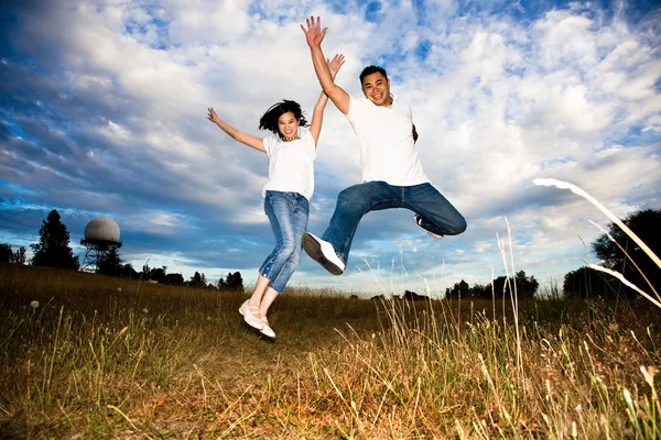 Asya çift sevinç için atlama — Stok fotoğraf
