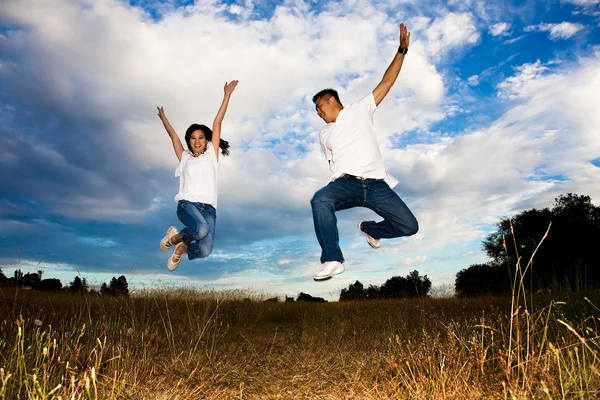 Asiatico coppia jumping per joy — Foto Stock