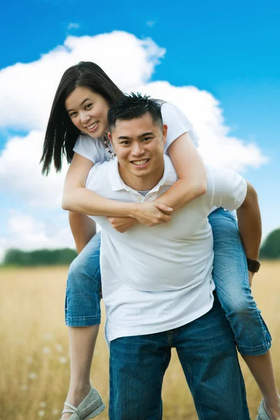Feliz asiático casal — Fotografia de Stock