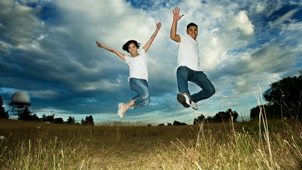 Asya çift sevinç atlama — Stok fotoğraf