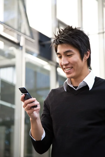 Příležitostné asijské podnikatel textových zpráv — Stock fotografie