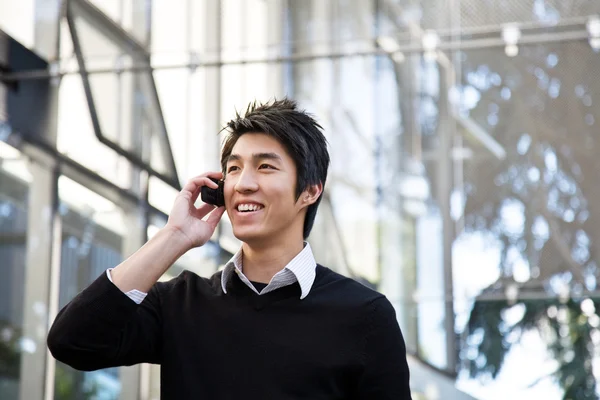 Příležitostné asijský obchodník po telefonu — Stock fotografie