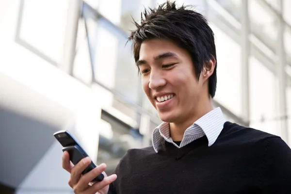 Příležitostné asijské podnikatel SMS — Stock fotografie