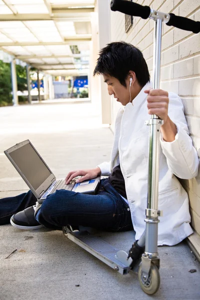 Alkalmi fiatal ázsiai férfi, laptop — Stock Fotó