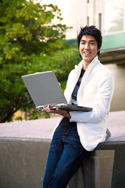 Asiatique collège étudiant avec ordinateur portable — Photo