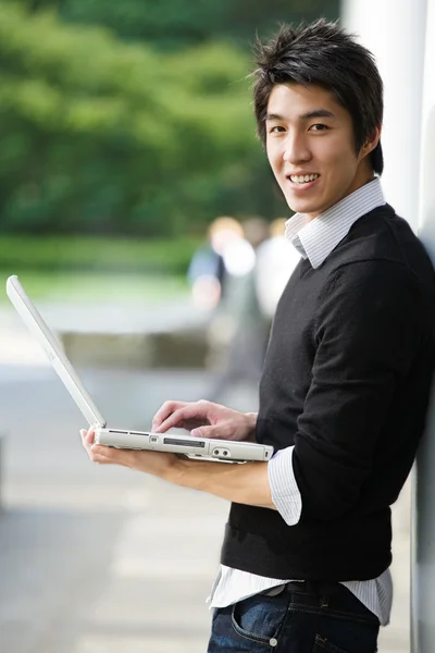 Asiatische Studentin mit Laptop — Stockfoto