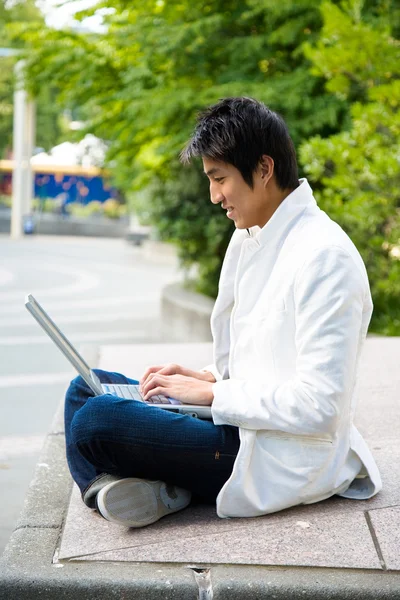 Asiatiska collegestudent och laptop — Stockfoto