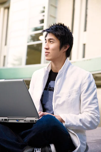 Asiatische college student und laptop — Stockfoto