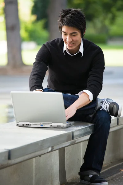 Estudante asiático e laptop — Fotografia de Stock