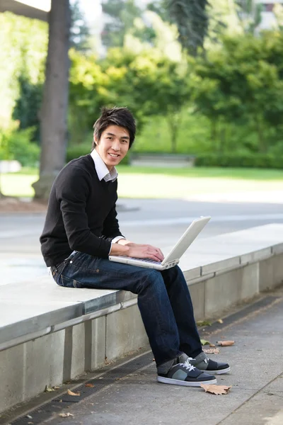 Estudante asiático e laptop — Fotografia de Stock