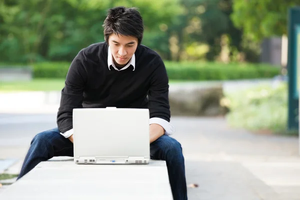 Aziatische student met laptop — Stockfoto