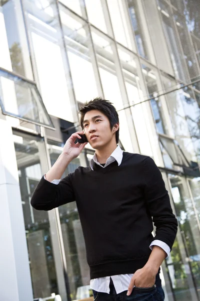 Příležitostné asijský obchodník po telefonu — Stock fotografie