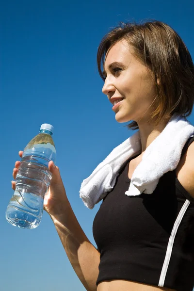 Menina branca desportiva com garrafa de água — Fotografia de Stock