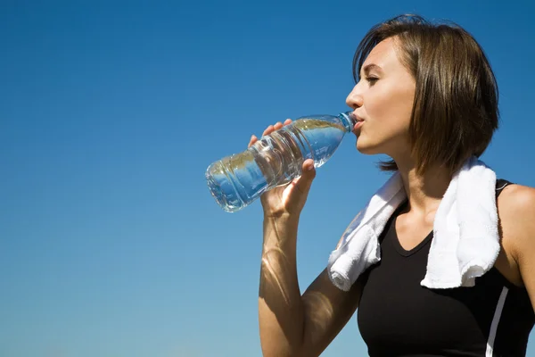 Caucasian girl drinking water after exercise — Stock Photo, Image