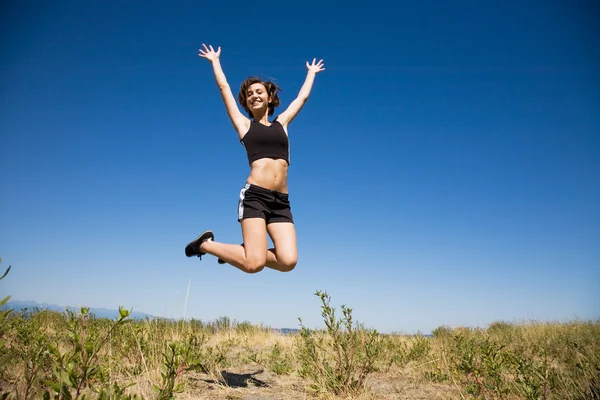 Menina branca pulando de alegria — Fotografia de Stock