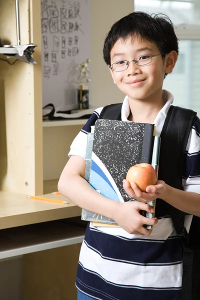 Kind mit einem Apfel studieren — Stockfoto