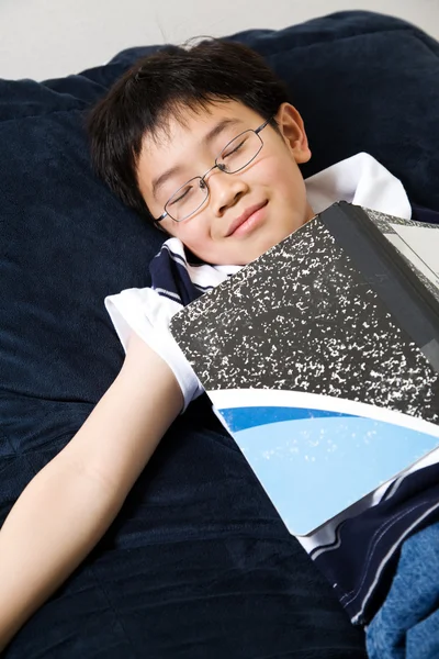 Κοιμάται νεαρός φοιτητής — Φωτογραφία Αρχείου