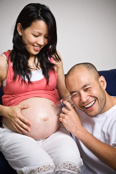 Felice aspettarsi genitori asiatici — Foto Stock