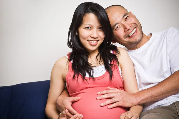 Šťastný čeká těhotná asijský pár — Stock fotografie