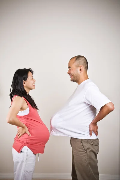 행복 한 기대 임신 아시아 부부 — 스톡 사진